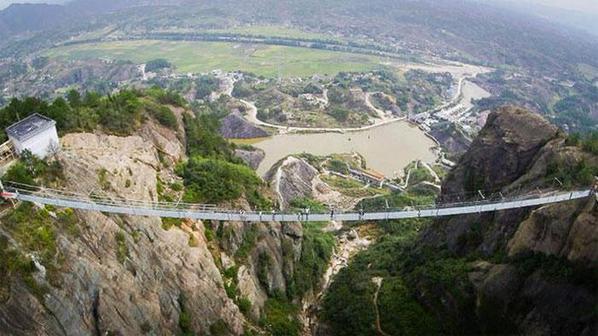 تدشين أطول جسر زجاجي في العالم بالصين