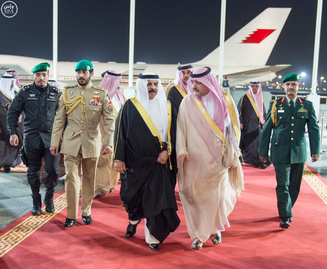 ملك البحرين يصل جدة ومشعل بن ماجد في مقدمة مستقبليه