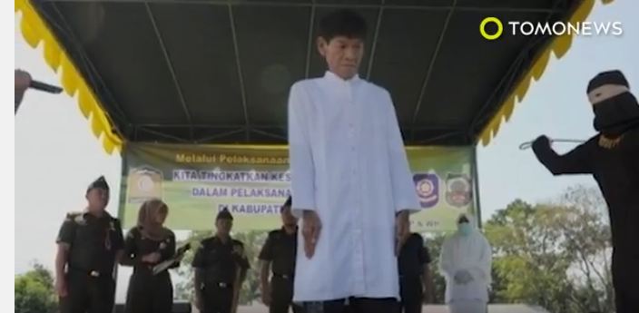 بالفيديو.. لحظة جَلد بوذيين علناً في إندونيسيا