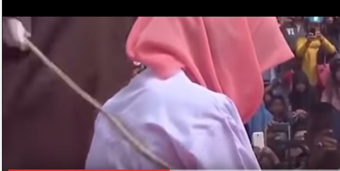 بالفيديو.. فتاة تغيب عن الوعي أثناء جلدها في إندونيسيا