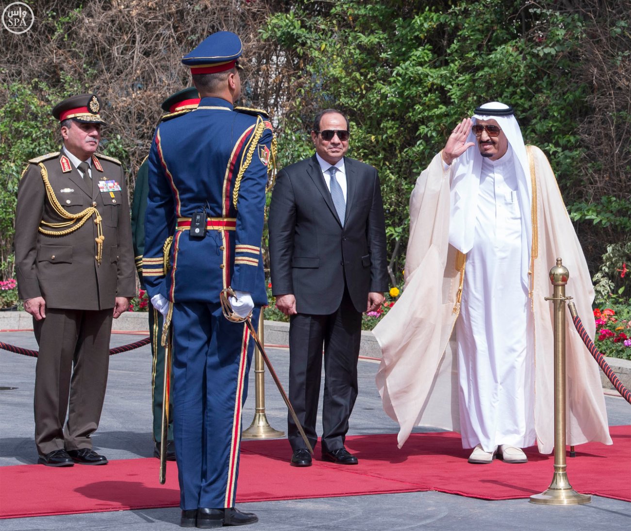 بالفيديو والصور.. 7 مشاهد ترسم حفاوة استقبال الملك سلمان في القاهرة
