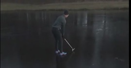 شاهد.. سقوط فتاة تلعب الجولف في بحيرة جليد