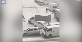 شاهد.. سائقون يفقدون السيطرة على السيارات بسبب الجليد في روسيا