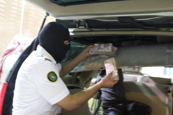 جمرك مطار الأمير محمد بن عبدالعزيز يحبط محاولة لتهريب أكثر من 400 حبة ترامادول