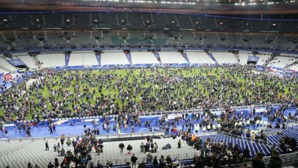 شاهد.. رد فعل جماهير استاد فرنسا بباريس بعد سماع دوي انفجار هائل