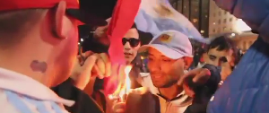 بالفيديو.. جماهير التانغو الغاضبة تحرق أعلام تشيلي
