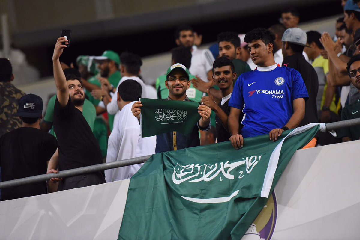 الترقب شعار الجماهير قبل مباراة المنتخب السعودي اليوم
