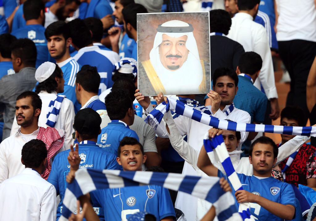 شاهد.. صور #الملك_سلمان تتوسط جماهير #الهلال بإستاد الملك فهد