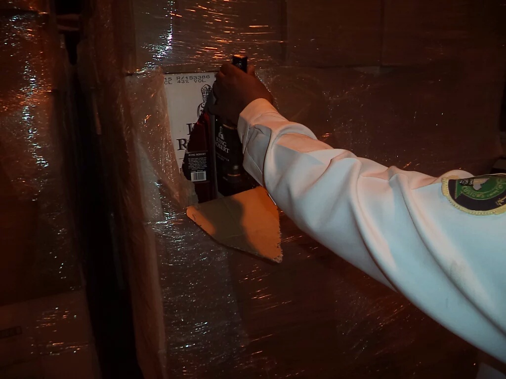 إحباط تهريب 12119 زجاجة خمر إلى المملكة