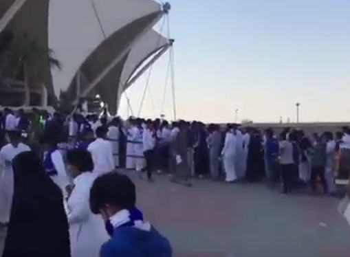 شاهد بالفيديو.. جمهور #الهلال أمام بوابات استاد الملك فهد