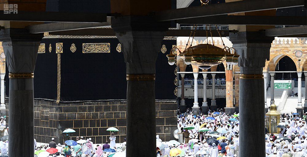 جموع المصلين يؤدون آخر جمعة في العام بالمسجد الحرام