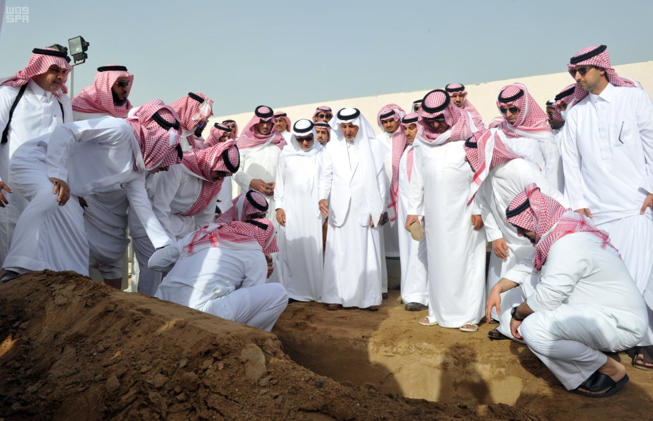 بالصور.. لقطات مؤثرة في وداع الأمير سعد الفيصل