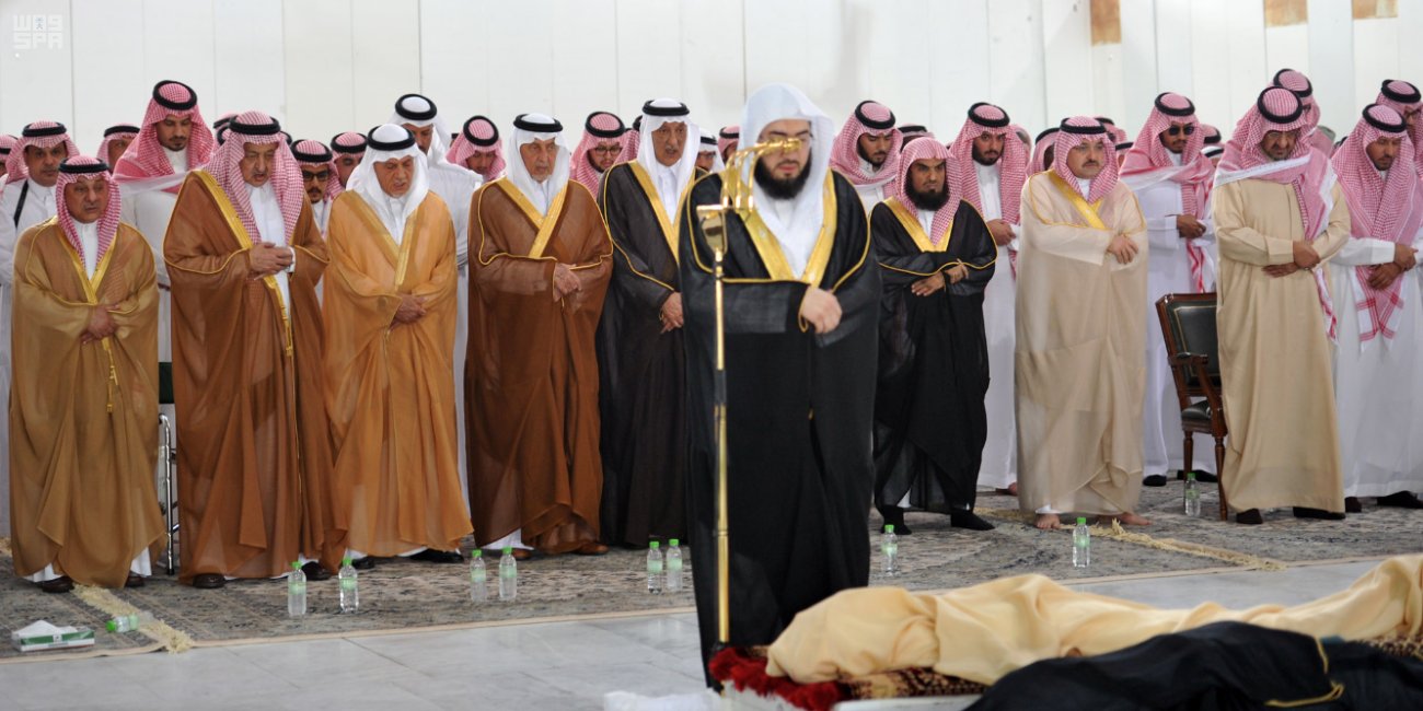 بالصور .. أمير مكة يتقدم المصلين على الأمير سعد الفيصل