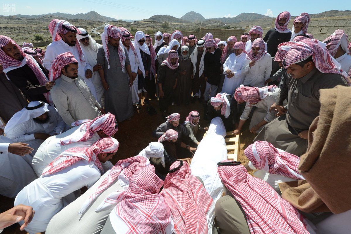 بالصور.. جموع المصلين يؤدون الصلاة على شهيد الواجب الأحمري