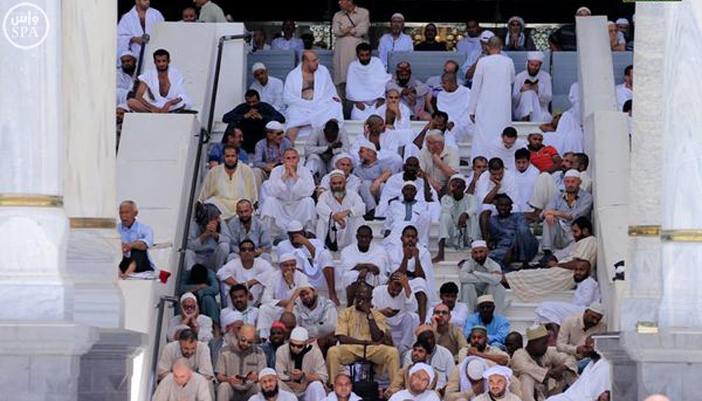 جموع المصلين يحتشدون لأداء صلاة الجمعة بالمسجد الحرام