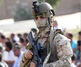 صورة جندي سعودي يحرس المصلين في عدن
