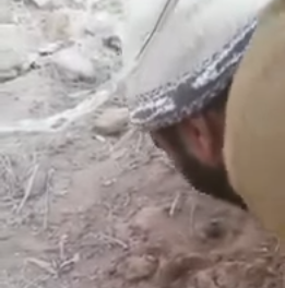 شاهد.. جندي سعودي يستخرج لغماً زَرَعه الحوثيون قرب #نجران