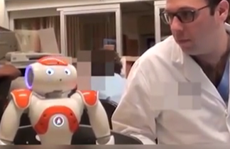 بالفيديو.. روبوت يساعد الأطباء في غرف الولادة
