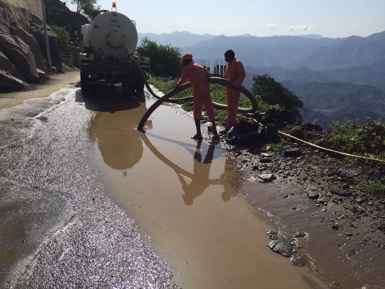 14 صورة توضح جهود بلدية فيفاء في فتح الطرق وإزالة مخلفات الأمطار