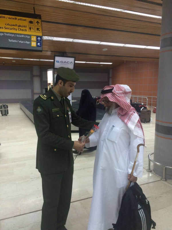 جوازات مطار أبها الإقليمي تُعايد المسافرين ‫(360550883)‬ ‫‬