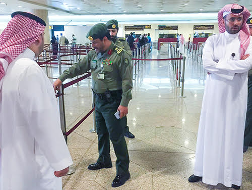 اللواء المقبل يتفقد جوازات مطار الملك فهد الدولي