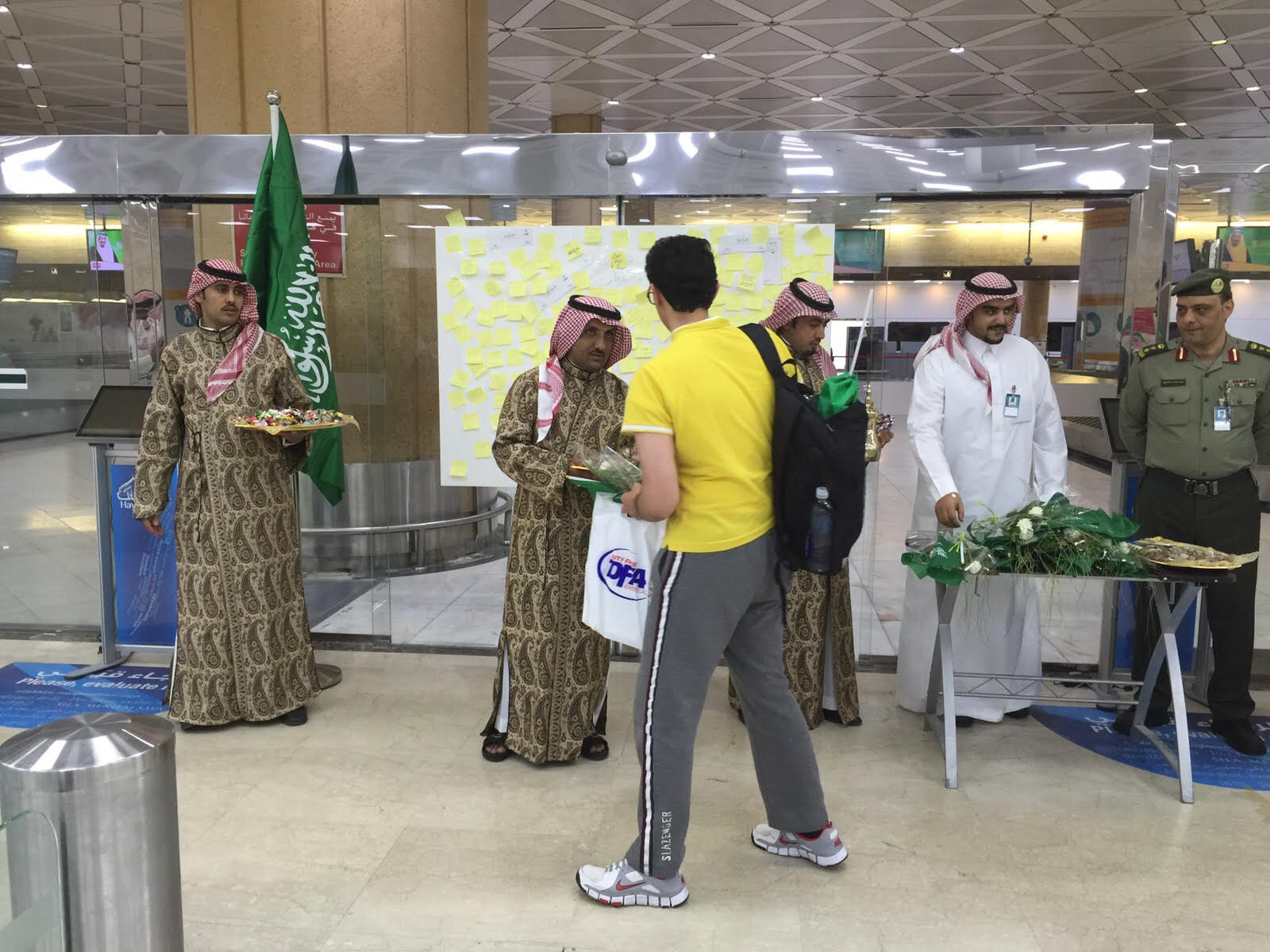 جوازات مطار الملك خالد بـ #الرياض تودّع المسافرين بالورود والهدايا