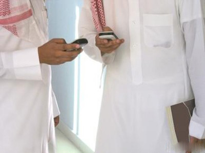 السعوديون يترقبون “الإسكان”.. عين على هواتفهم والأخرى على مواقع الإنترنت