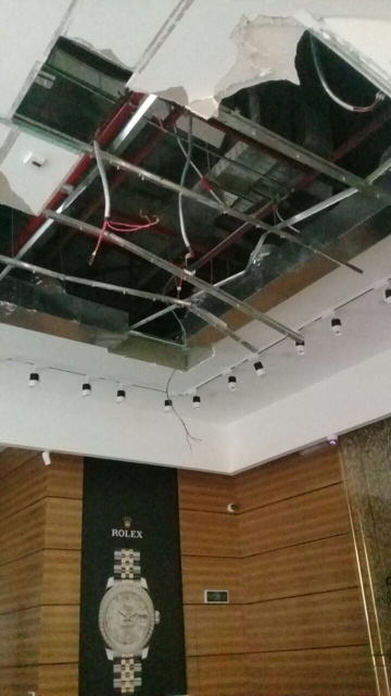 “مدني الطائف” يغلق مركزًا تجاريًا بعد سقوط أسقف بعض المحلات بسبب الأمطار