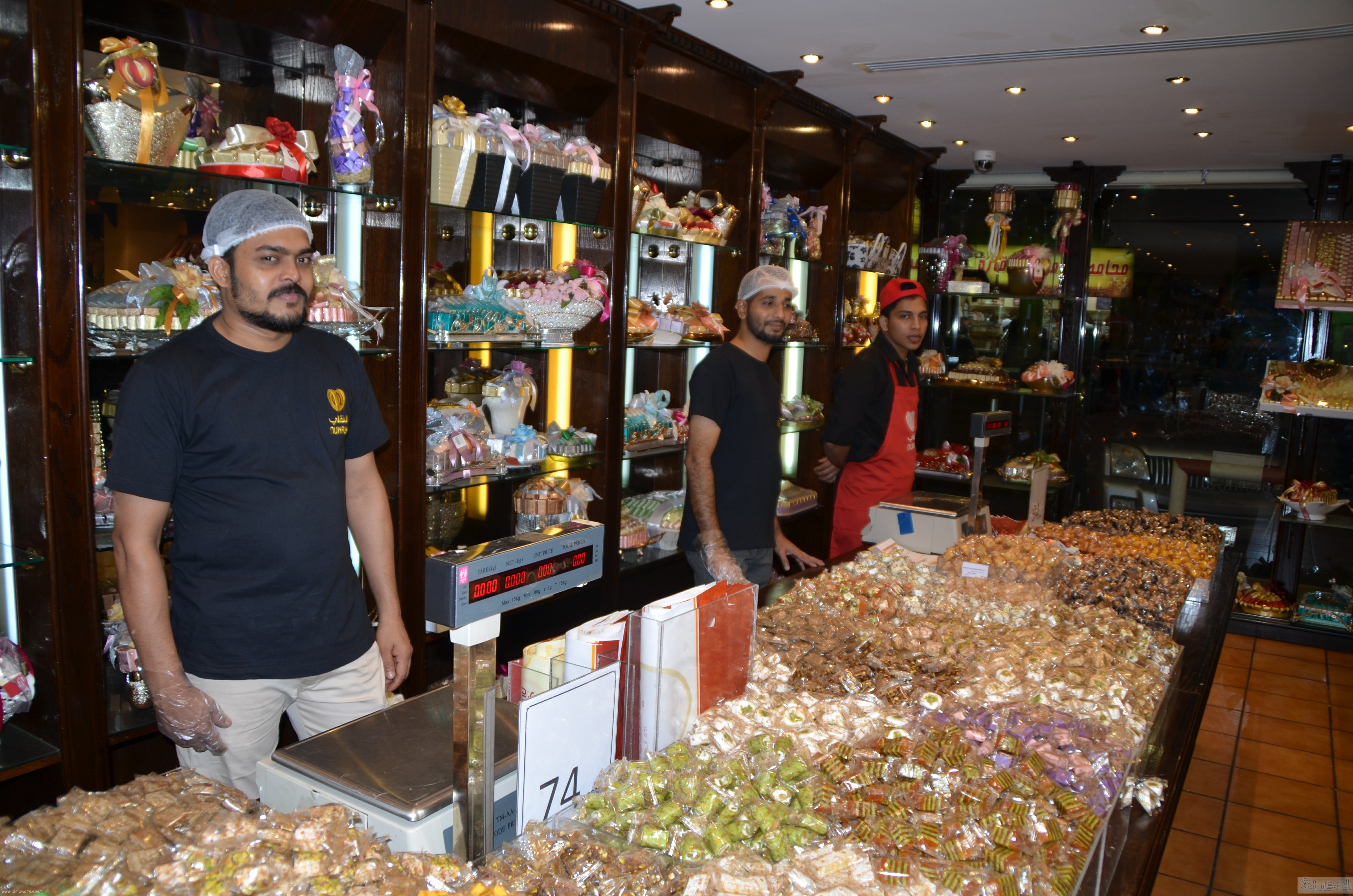 بالصور.. “المواطن” في جولة بأسواق الحلويات والتمور في جدة قبل العيد