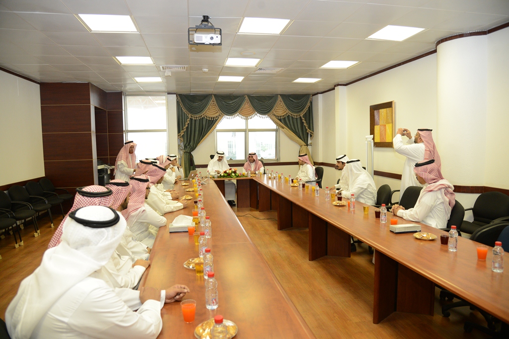 مُدير جامعة الملك خالد يوصي باستحداث إدارة خدمات مُساندة