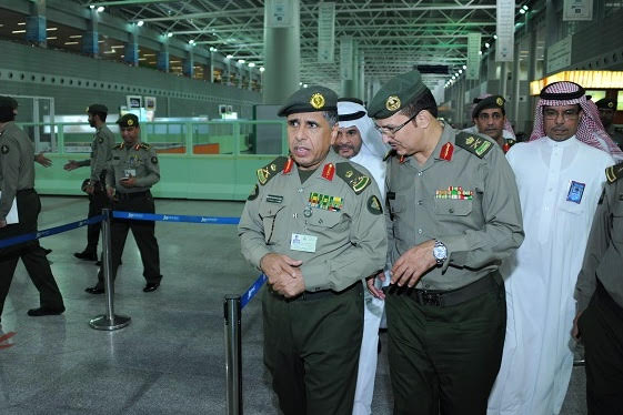 جولة مدير عام الجوازات التفقدية لصالات العمرة بمطار الملك عبدالعزيز (1)