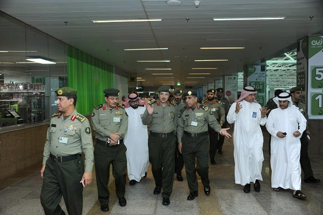 جولة مدير عام الجوازات التفقدية لصالات العمرة بمطار الملك عبدالعزيز (3)