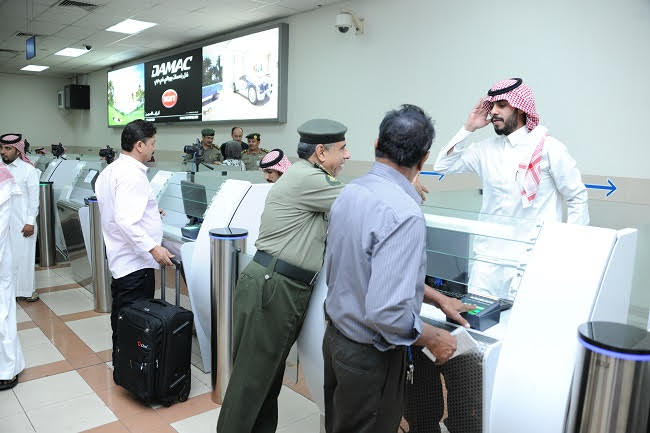 جولة مدير عام الجوازات التفقدية لصالات العمرة بمطار الملك عبدالعزيز (4)