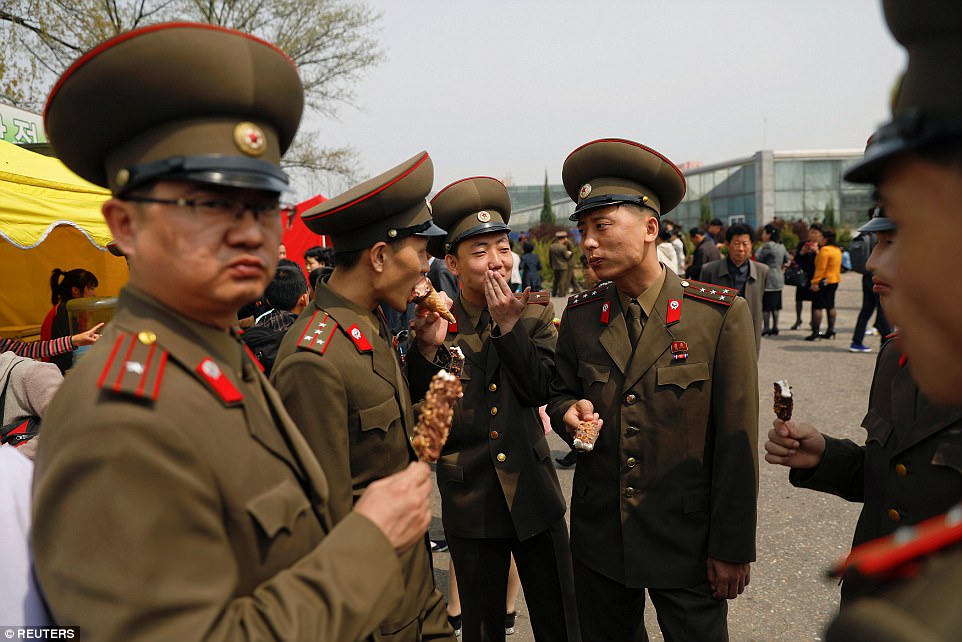 بالصور.. جيش كوريا الشمالية يأكل الآيس كريم بعد فشله بإطلاق صاروخ عابر للقارات