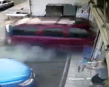 بالفيديو.. سيارة مُسرعة تقتحم محل حلاقة بـ #مكة