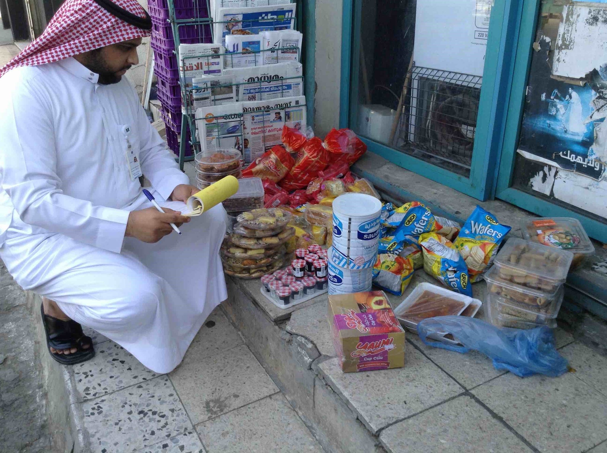 في حائل.. مصادرة مياه وعصائر ومستحضرات تجميلية منتهية