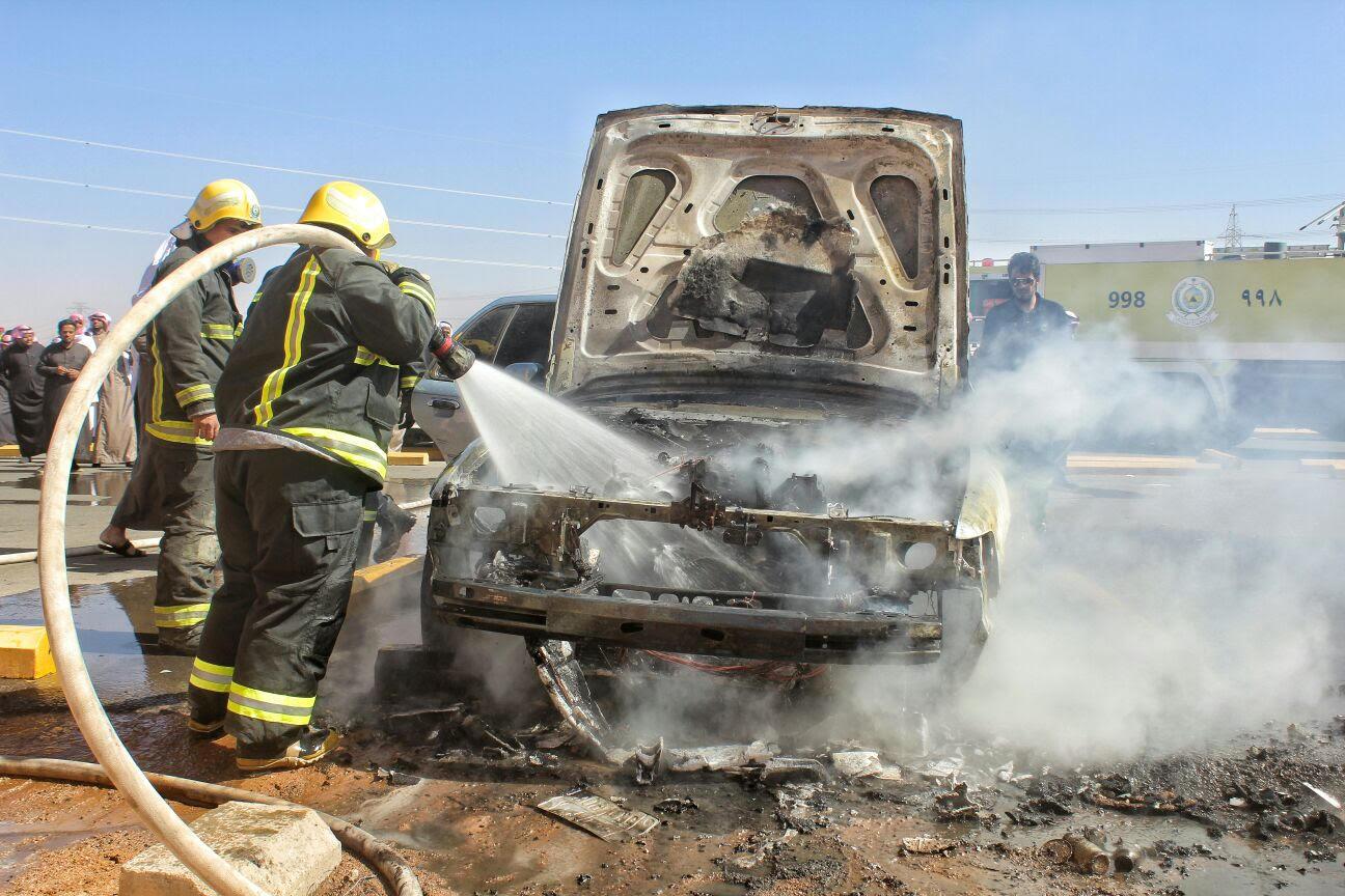 بالصور.. إخماد حريق بسيارة داخل جامعة حائل