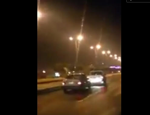 شاهد.. اصطدام سيارتين متعمد في #خميس مشيط
