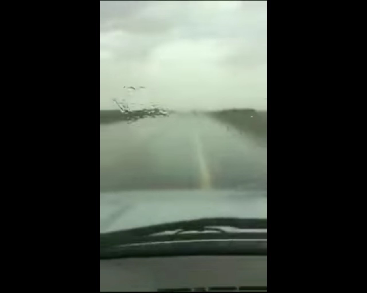 فيديو مؤثر .. اللحظات الأخيرة لسائق أراد توثيق الأمطار أثناء القيادة