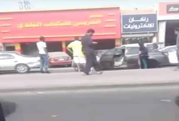متداول.. فتاة تتسبب في حادث بين 3 سيارات في جدة