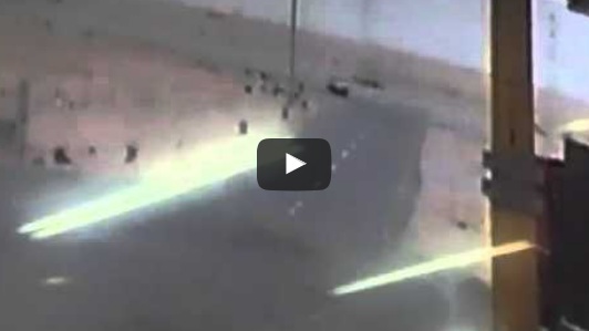 فيديو مروع.. اصطدام سيارتين وانقلابهم على طريق (خريص- الأحساء)