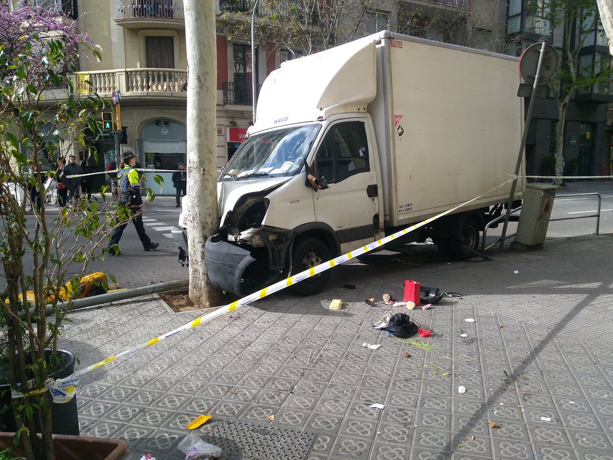 بالصور.. 8 إصابات في حادث دهس جماعي في برشلونة