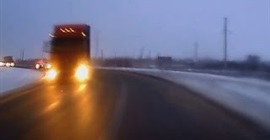 شاهد.. سيّارة تتعرض لحادث تصادم بسبب الثلج في روسيا