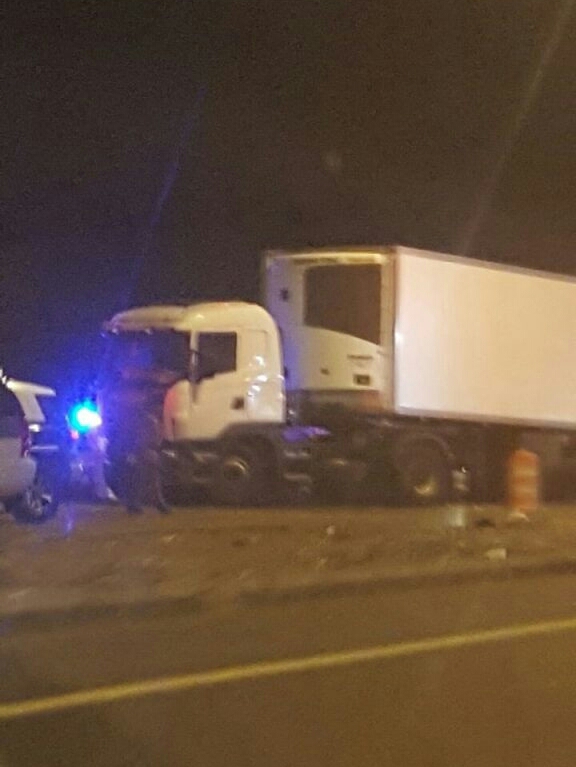 بالصور.. قائد شاحنة متهور يقتحم نقطة تفتيش ويصطدم بعدة مركبات في #جازان