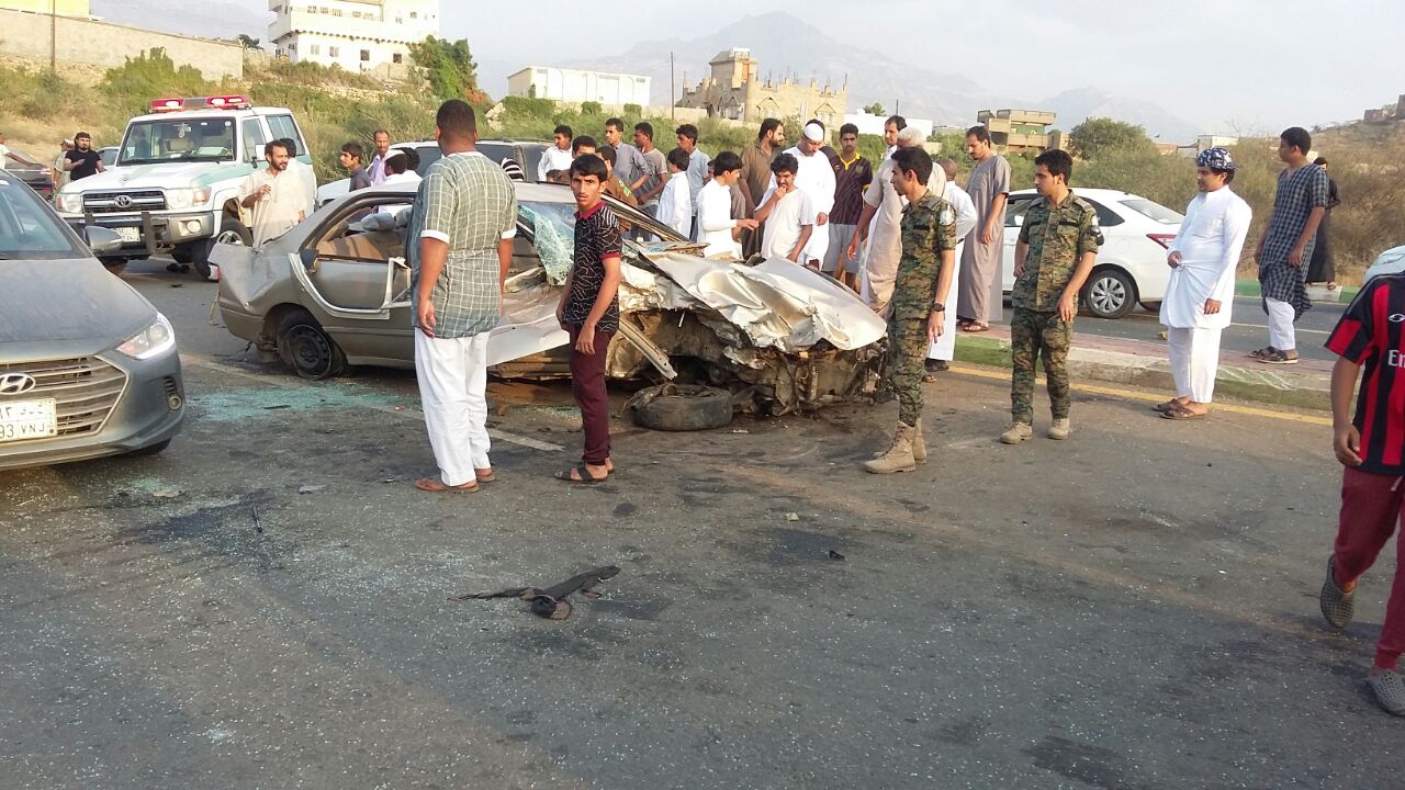 بالصور.. 4 إصابات حرجة في حادث تصادم “وجهًا لوجه” بعارضة #جازان