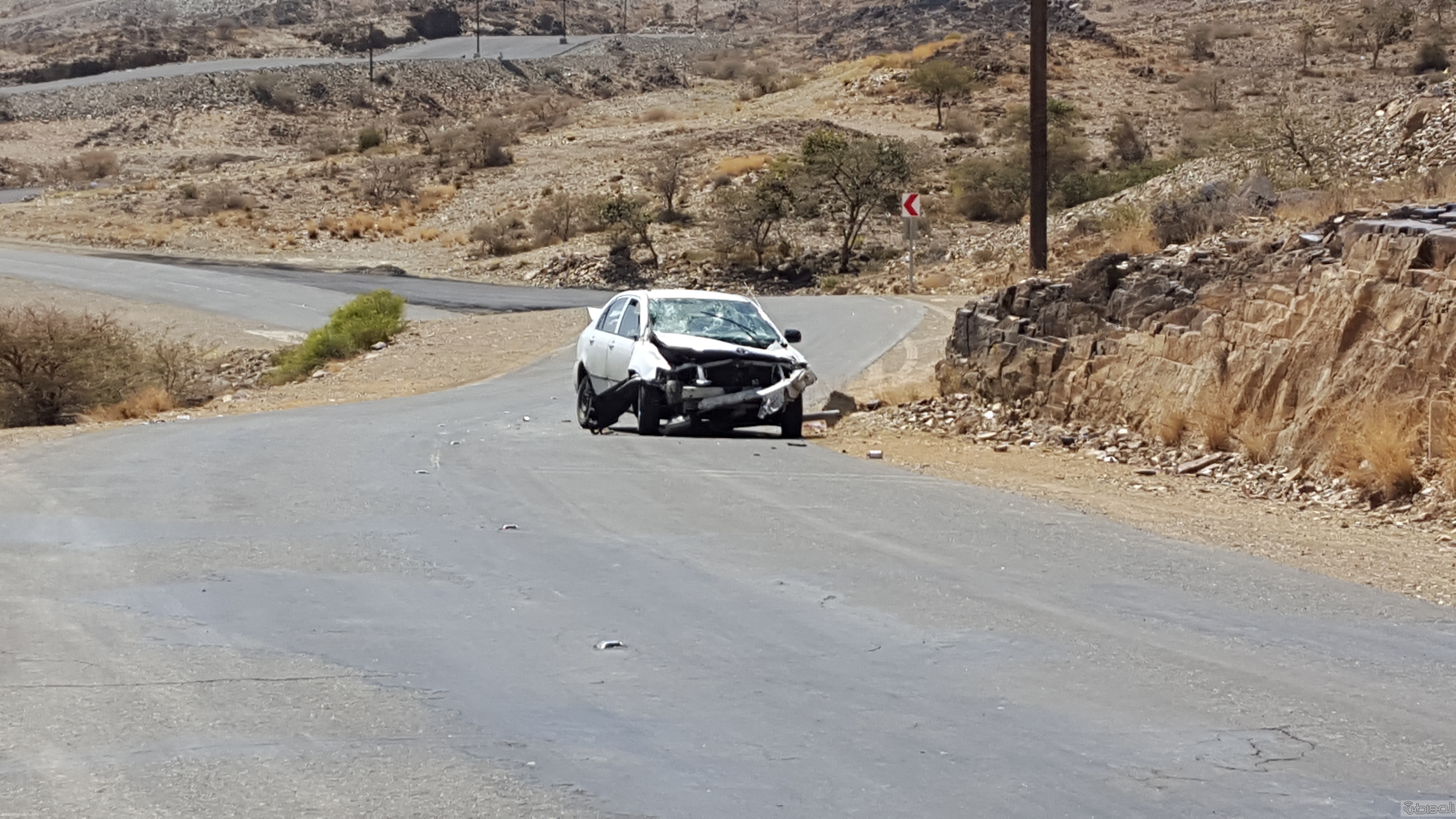 بالصور.. سيارة معطلة قرب منحنى خطير تنذر بكارثة في #أبها
