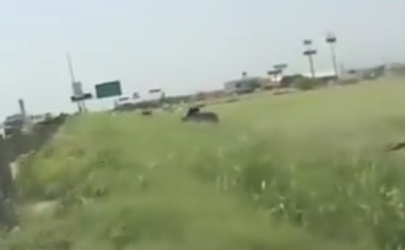 شاهد.. حادث مروِّع لقائد سيارة دفع رباعي على طريق سريع بتكساس