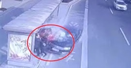 فيديو مروع.. اصطدام مركبة ودراجة نارية في محطة أتوبيس بالصين