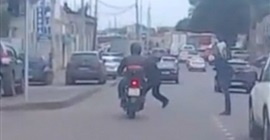 شاهد.. دراجة نارية تُطير رجلًا يعبر الطريق!