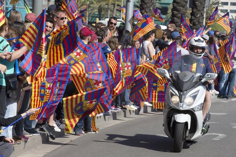 بالصور.. لاعبو برشلونة يحتفلون بـ”الليجا” في شوارع إسبانيا